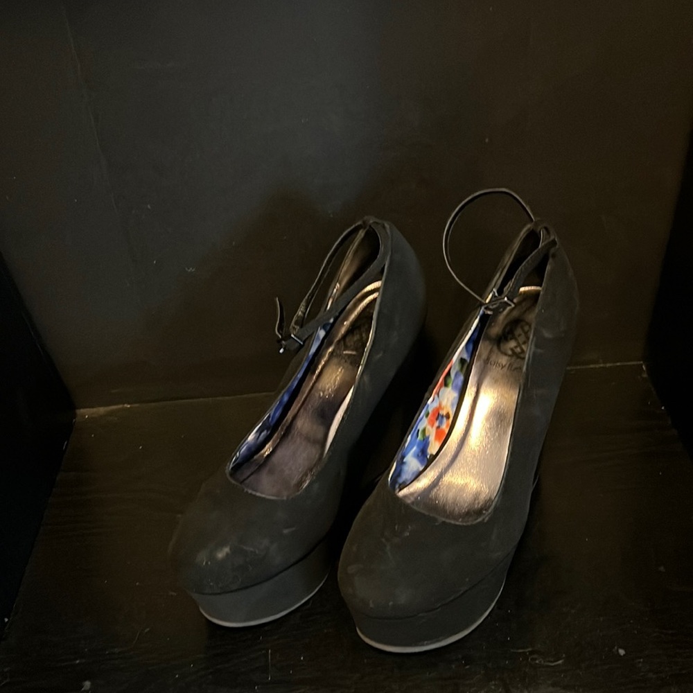 Daisy Fuentes wedge pumps